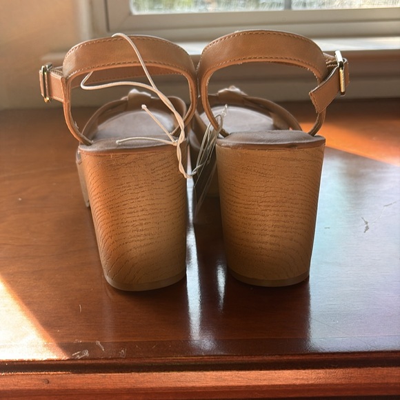Universal Thread Tan Heels - Picture 5 of 6
